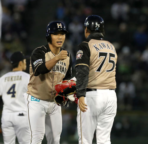 オリックス対日本ハム　4回表日本ハム1死一塁、王柏融は適時二塁打を放ち川名コーチ（右手前）とグータッチをする（撮影・佐藤翔太）　　