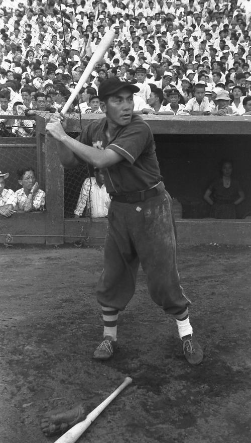 大阪タイガースの藤村富美男（1949年2月15日撮影）