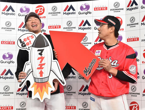 ロッテ対ソフトバンク　お立ち台で、矢印を二木（左）に向けるロッテ角中（撮影・鈴木みどり）
