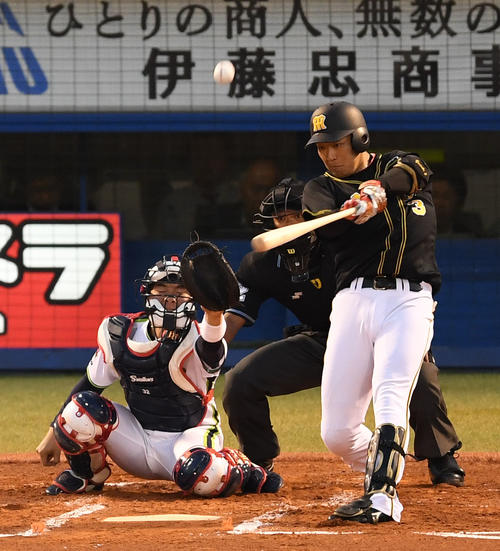 ヤクルト対阪神　1回表阪神1死一、二塁、左越え3点本塁打を放つ大山（撮影・横山健太）
