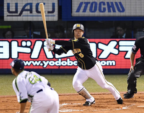 ヤクルト対阪神　7回表阪神1死、中越え本塁打を放つ近本（撮影・横山健太）