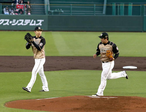 オリックス対日本ハム　1回裏オリックス2死、打者吉田正の三ゴロを一、二塁間後方でさばいた三塁手の横尾（右手前）に声をかける金子（撮影・佐藤翔太）　　