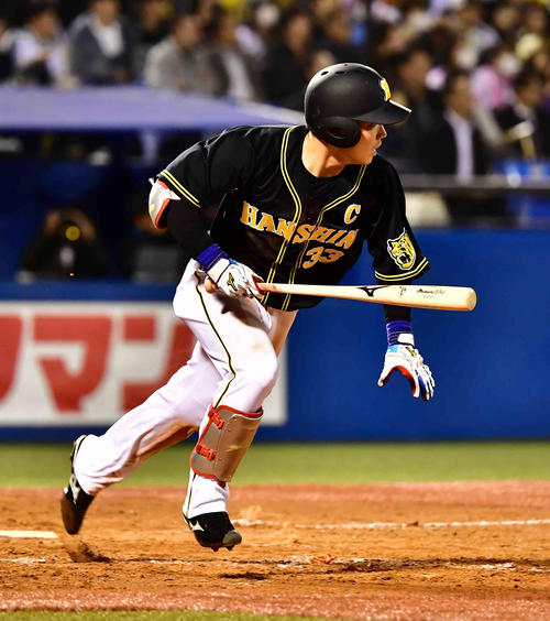 ヤクルト対阪神　4回表阪神2死二塁、糸原は中前適時打を放つ（撮影・小沢裕）