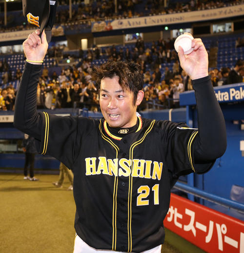 ヤクルト対阪神　岩田は、2年ぶりに勝利をつかみスタンドの声援に応える（撮影・上山淳一）