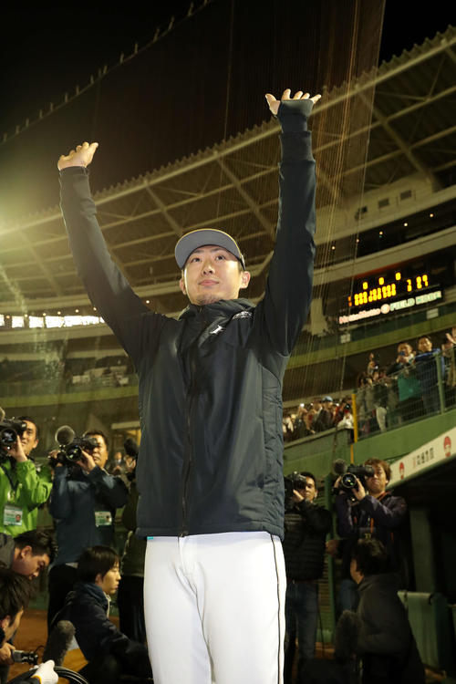 オリックス対日本ハム　試合終了後、ファンの声援に手を振って応える日本ハム金子（撮影・佐藤翔太）　　