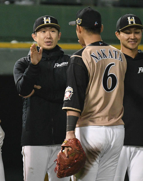 オリックス対日本ハム　試合に勝利し、中田（右）を迎える金子（撮影・渦原淳）