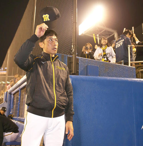 ヤクルト対阪神　ヤクルトに勝利しスタンドの声援に応える矢野監督（撮影・上山淳一）
