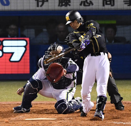 ヤクルト対阪神　3回表阪神1死一、三塁、左犠飛を放つ上本（撮影・横山健太）