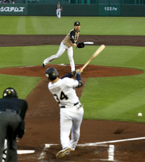 オリックス対日本ハム　1回裏オリックス2死、吉田正（手前）は一、二塁間に打球を放つが吉田正シフトで三ゴロとなる（撮影・佐藤翔太）　　