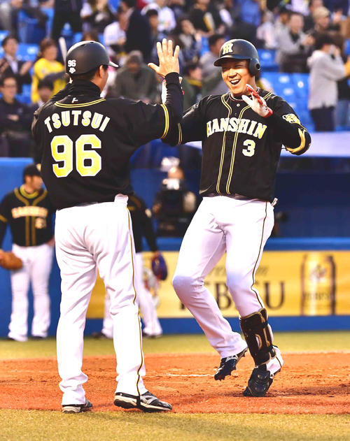 ヤクルト対阪神　1回表阪神1死一、二塁、大山は左越えに先制3点本塁打を放ち筒井一塁コーチ（左）の祝福を受ける（撮影・小沢裕）