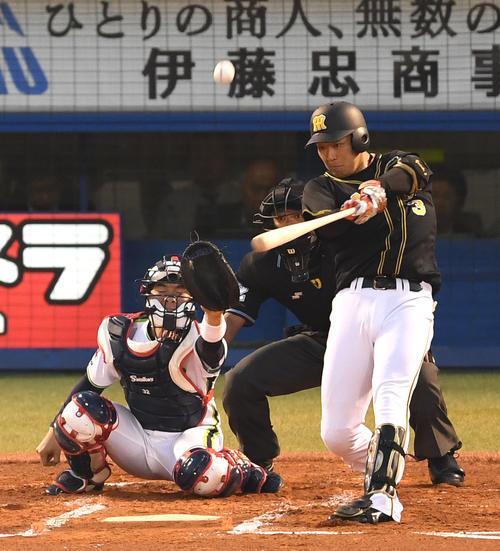 ヤクルト対阪神　1回表阪神1死一、二塁、左越え3点本塁打を放つ大山（撮影・横山健太）