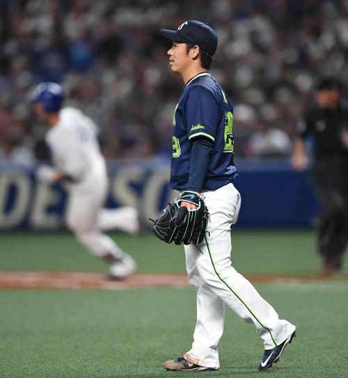 中日対ヤクルト　4回裏中日1死一塁、阿部寿樹に2点本塁打を打たれた小川泰弘（撮影・森本幸一）