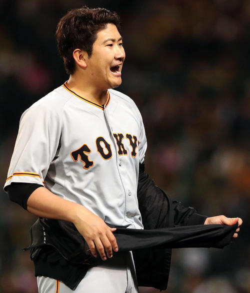 阪神対巨人　5回表終了、菅野はベンチに向かって大声を出す（撮影・松本俊）