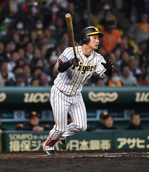 阪神対巨人　9回裏阪神2死一、三塁、木浪は1号の右越え3点本塁打を放つ（撮影・奥田泰也）