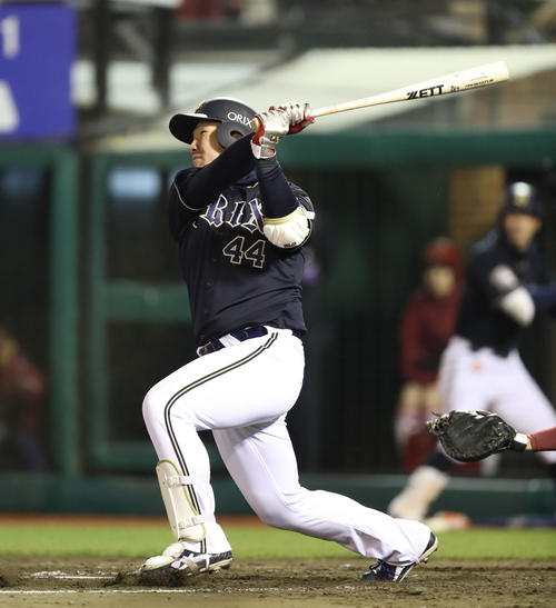 楽天対オリックス　9回表オリックス1死、頓宮は勝ち越しの左越え本塁打を放つ（撮影・林敏行）
