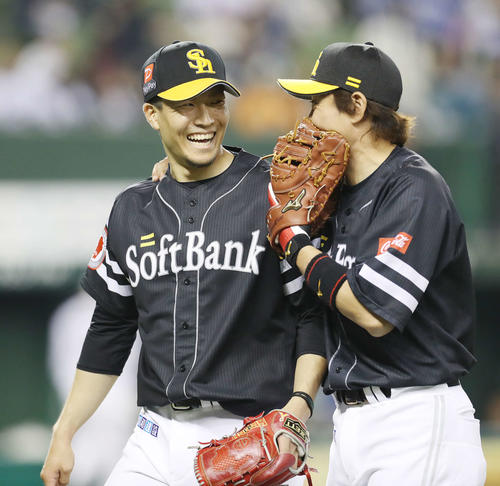西武対ソフトバンク　8回裏を終え、内川（右）と談笑しながら引き揚げる千賀（撮影・河野匠）