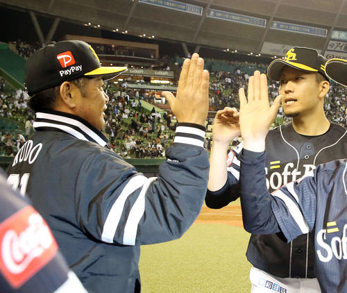 西武対ソフトバンク　8回2安打無失点で今季初勝利となった千賀（右）は工藤監督とハイタッチを交わす（撮影・河野匠）