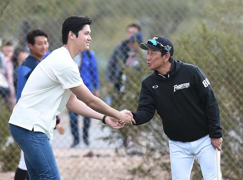 米アリゾナのキャンプ地を訪れ、日本ハム栗山監督（右）に握手であいさつするエンゼルス大谷（2019年2月9日撮影）