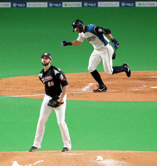 日本ハム対ロッテ　3回裏日本ハム2死二、三塁、大田は中前適時打を放ちガッツポーズをする。投手はロッテ・ボルシンガー（2019年4月13日撮影）　　
