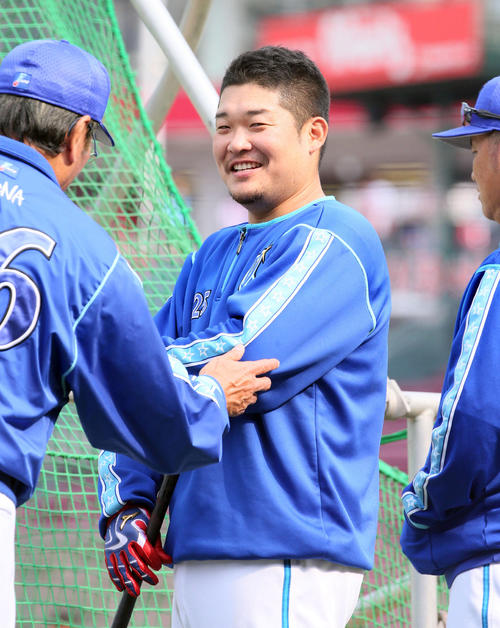 腕を触られ笑顔を見せる筒香嘉智（撮影・栗木一考）