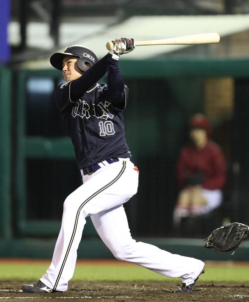 楽天対オリックス　3回表オリックス1死、大城は同点の左越え本塁打を放つ（撮影・林敏行）