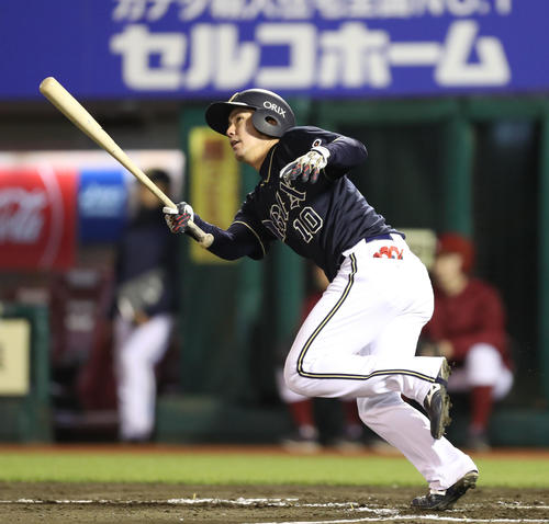 楽天対オリックス　3回表オリックス1死、大城は同点の左越え本塁打を放つ（撮影・林敏行）