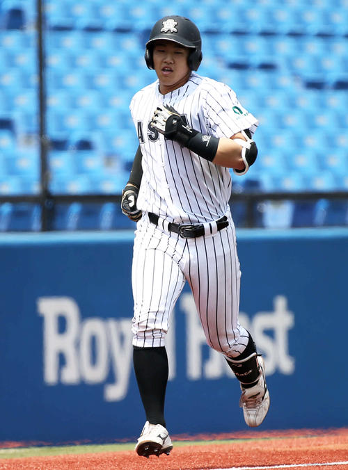 2回表亜大無死、先制の左越え本塁打を放った野中（撮影・河田真司）