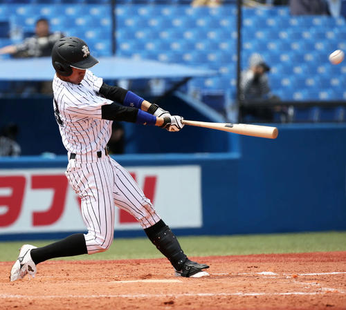 4回表亜大2死三塁、左越え2点本塁打を放つ亜大・虎谷（撮影・河田真司）