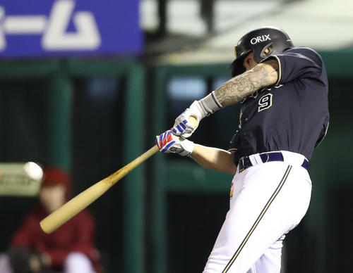 楽天対オリックス　4回表オリックス1死、ロメロは勝ち越しの左越え本塁打を放つ（撮影・林敏行）