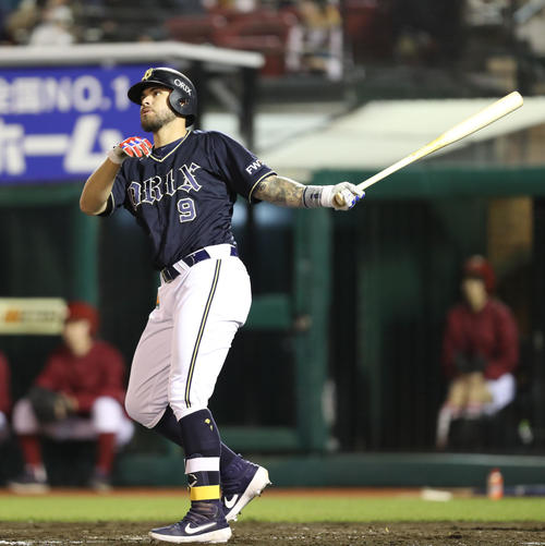 楽天対オリックス　4回表オリックス1死、ロメロは勝ち越しの左越え本塁打を放つ（撮影・林敏行）
