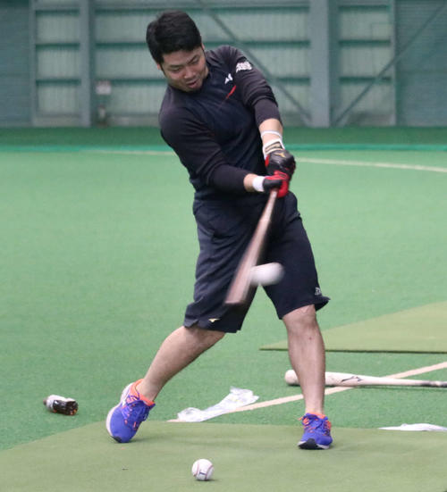 鎌ケ谷の室内練習場で右打ちでティー打撃をする日本ハム近藤（撮影・山崎純一）