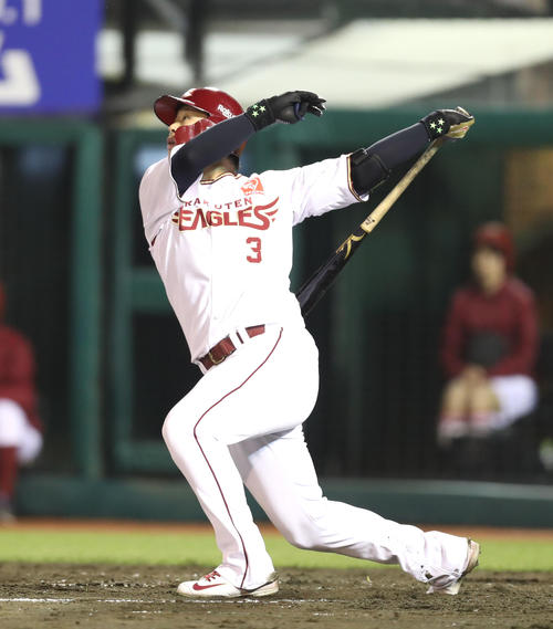 楽天対オリックス　4回裏楽天無死、浅村は同点の右越え本塁打を放つ（撮影・林敏行）