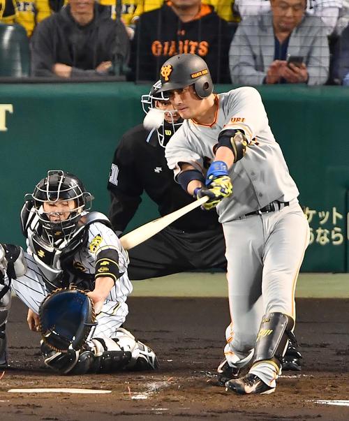 阪神対巨人　2回表巨人1死一、二塁、左越え先制3点本塁打を放つ小林（撮影・上田博志）