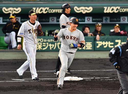 阪神対巨人　2回表巨人1死一、二塁、左越え先制3点本塁打を放ちガッツポーズする小林（撮影・上田博志）
