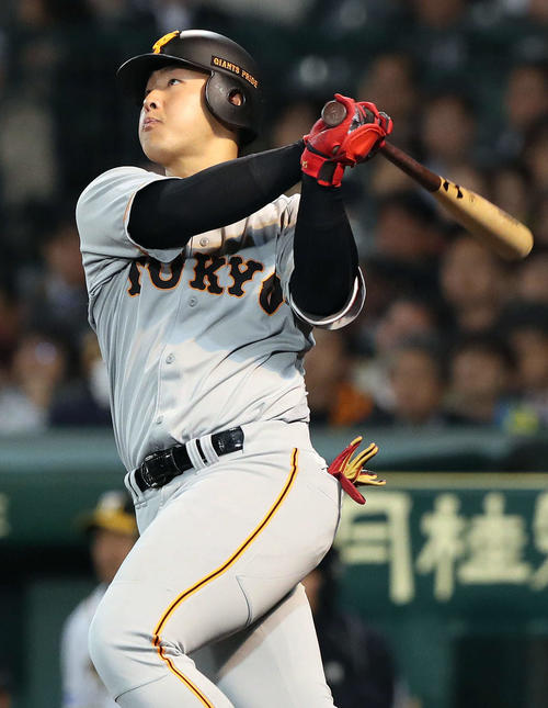 阪神対巨人　5回表巨人無死、左越えソロ本塁打を放つ岡本（撮影・松本俊）