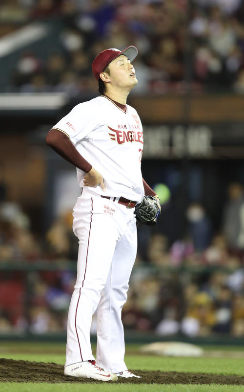 楽天対オリックス　6回表オリックス2死一、二塁、頓宮に勝ち越しの左越え適時二塁打を許し、厳しい表情の安楽（撮影・林敏行）