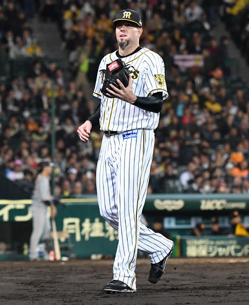 阪神対巨人　5回でマウンドを降りるランディ・メッセンジャー（撮影・奥田泰也）