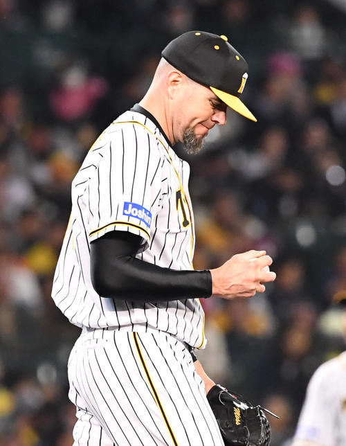 阪神対巨人　3回表巨人2死一、二塁、マウンドで渋い表情を見せるランディ・メッセンジャー（（撮影・奥田泰也）