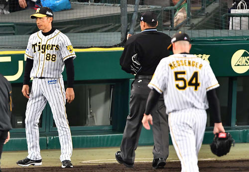 5回表巨人無死一、二塁、メッセンジャーを交代させる矢野監督（撮影・上田博志）