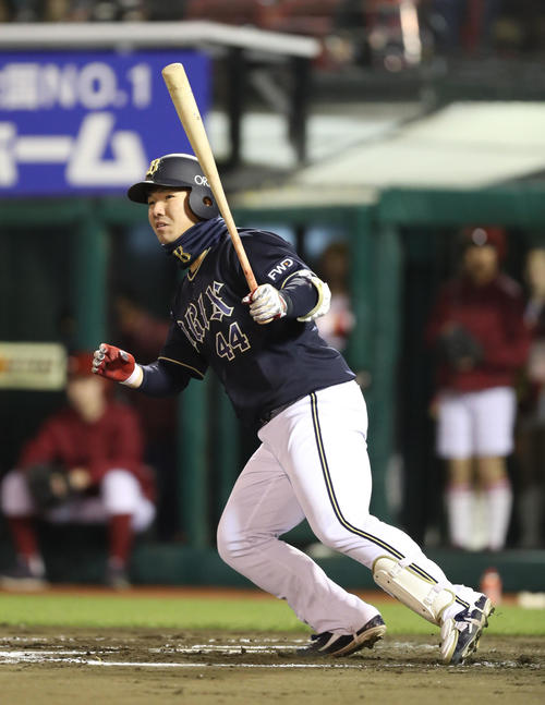楽天対オリックス　6回表オリックス2死一、二塁、頓宮は勝ち越しの左越え適時二塁打を放つ（撮影・林敏行）