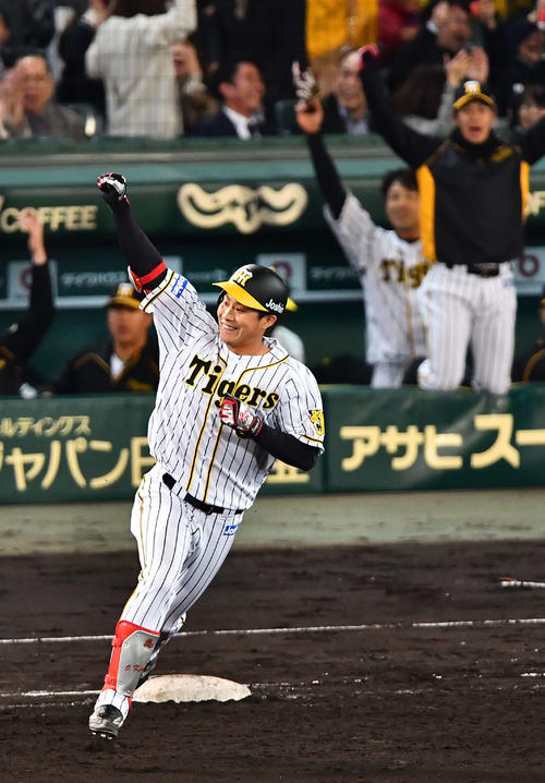 阪神対巨人　7回裏阪神2死一、三塁、菅野智之から右越えに3点本塁打を放つ木浪聖也（撮影・上田博志）