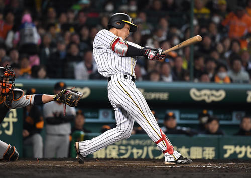 阪神対巨人　9回裏阪神2死一、三塁、木浪聖也は右越え3点本塁打を放つ（撮影・奥田泰也）