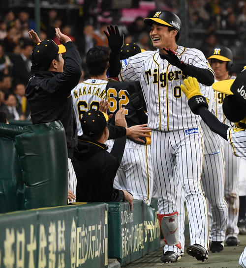 阪神対巨人　9回裏阪神2死一、三塁、木浪聖也は右越え3点本塁打を放ちナインとタッチを交わす（撮影・奥田泰也）