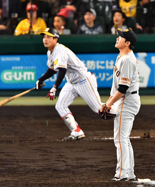 7回裏阪神2死一、三塁、木浪に右越え3点本塁打を浴びる菅野（撮影・上田博志）