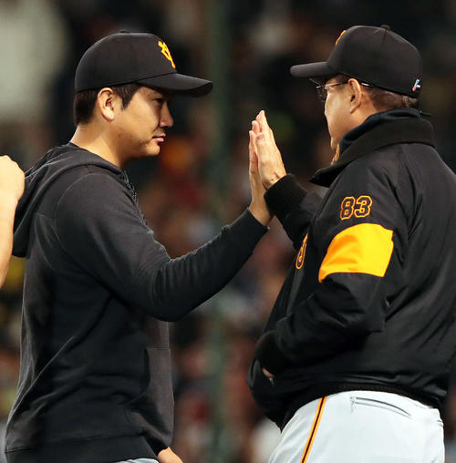 菅野（左）は原監督とハイタッチして引き揚げる（撮影・松本俊）