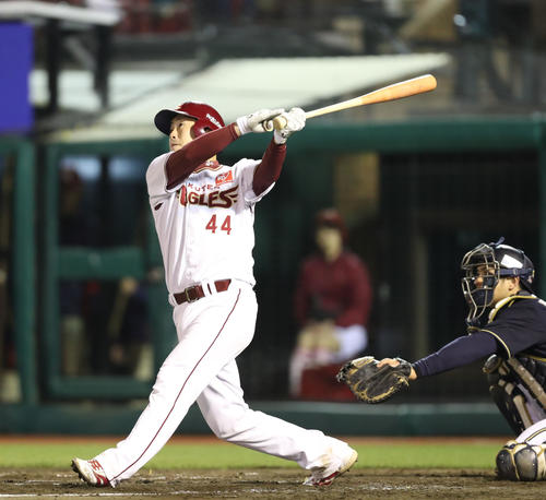 楽天対オリックス　7回裏楽天2死、足立は同点の左越え本塁打を放つ（撮影・林敏行）