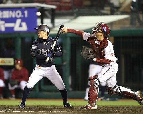 楽天対オリックス　5回表オリックス2死一塁、打者福田のとき、二塁へ送球する捕手足立（撮影・林敏行）