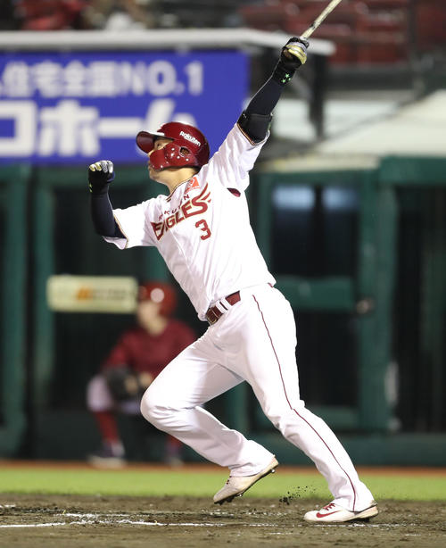 楽天対オリックス　4回裏楽天無死、浅村は同点の右越え本塁打を放つ（撮影・林敏行）