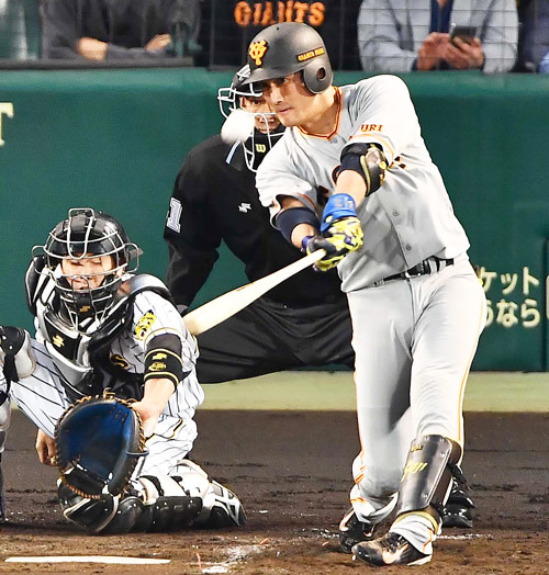阪神対巨人　２回表巨人１死一、二塁、左越え先制３点本塁打を放つ小林誠司（撮影・上田博志）