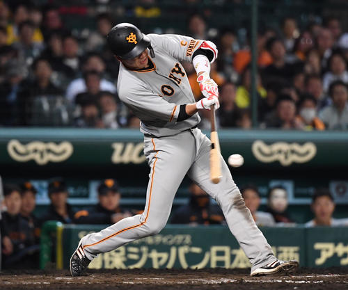 8回表巨人2死一塁、坂本勇人は中越え2点本塁打を放つ（撮影・奥田泰也）